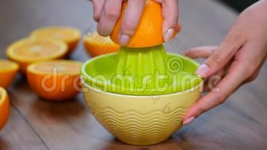 一种用手动玻璃<strong>榨</strong>汁机从橙子上<strong>榨</strong>汁的手。